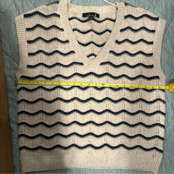 Women’s Broadway 38 XL vest cream color with lines - Picture 8 of 8